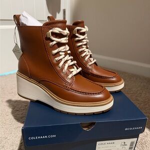 NWT COLE HAAN ZEROGRAND CITYQUEST
Waterproof LCE Wedge Boots
AUTHENTIC W34702